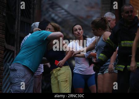 Absturz eines Kleinflugzeuges in Sao PAULO (160320) -- SAO PAULO, 20. März 2016 -- Ein Mann umarmt Marcia Carrara (2.-L), die in dem Haus lebt, in dem ein kleines Flugzeug am 19. März 2016 in die Nordzone von Sao Paulo, Brasilien, stürzte. Mindestens sieben Menschen starben und eine verletzt, als ein kleines Flugzeug am Samstag in der Stadt Sao Paulo in Brasilien abstürzte, so die Feuerwehr. Rahel Patrasso (jp) (fnc) BRASILIEN-SAO PAULO-FLUGZEUGABSTURZ RahelxPatrasso PUBLICATIONxNOTxINxCHN Crash ein kleines Flugzeug in Sao Paulo Sao Paulo 20. März 2016 ein Mann umarmt Marcia Carrara 2nd l, die im Haus lebt Stockfoto