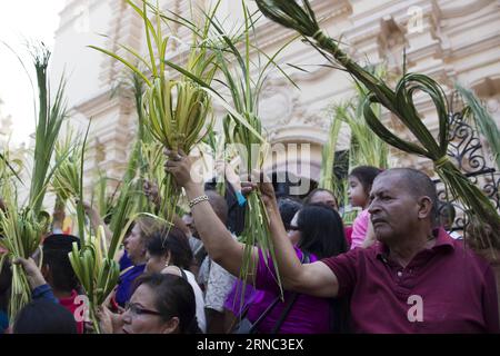 (160320) -- TEGUCIGALPA, 20. März 2016 -- honduranische Bewohner halten Palmzweige während einer Prozession anlässlich des Palmsonntags im Rahmen der Karwoche vor der St. Michael Erzengel Kathedrale von Tegucigalpa, in der Stadt Tegucigalpa, Hauptstadt von Honduras, am 20. März 2016. Rafael Ochoa) (jp) (fnc) HONDURAS-TEGUCIGALPA-HOLY WEEK e RAFAELxOCHOA PUBLICATIONxNOTxINxCHN Tegucigalpa 20. März 2016 honduranische Bewohner halten Palmzweige während einer Prozession anlässlich des Palmsonntags im RAHMEN der Karwoche vor der St. Michael Erzengelkathedrale von Stockfoto