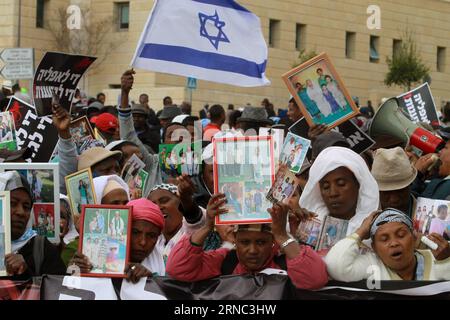 (160320) -- JERUSALEM, 20. März 2016 -- am 20. März 2016 nehmen Menschen an einem Protest in Jerusalem Teil. Etwa 1.500 jüdische Einwanderer aus Äthiopien oder deren Nachkommen demonstrierten in Jerusalem gegen die Aussetzung des Programms, die verbliebenen Mitglieder der Falashmura-Gemeinde in Äthiopien nach Israel zu bringen. MIDEAST-ISRAEL-JERUSALEM-ÄTHIOPISCHE JUDEN-PROTEST GilxCohenxMagen PUBLICATIONxNOTxINxCHN Jerusalem 20. März 2016 Prominente nehmen AM 20. März 2016 an einem Protest in Jerusalem Teil, in dem rund 1 500 jüdische Einwanderer aus Äthiopien oder deren Nachkommen in Jerusalem demonstrierten Stockfoto