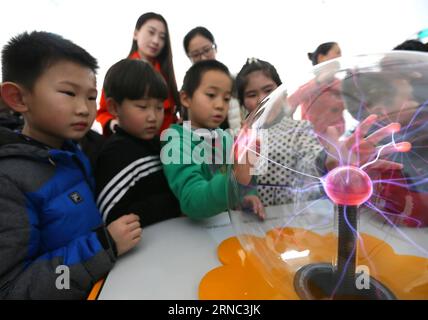 (160321) -- JIMO, 21. März 2016 -- Schüler Li Fuhao (3. L) und seine Mitschüler erleben einen Elektrizitätsball in einem Wissenschaftsmuseum in Jimo City, Ostchinesische Provinz Shandong, 21. März 2016. Das Community Science Museum bietet 50 interaktive Exponate kostenlos für Bewohner und Teenager. ) (lfj) CHINA-SHANDONG-JIMO-COMMUNITY SCIENCE MUSEUM (CN) LiangxXiaopeng PUBLICATIONxNOTxINxCHN JIMO 21. März 2016 Schüler verlassen 3. L und seine Mitschüler erleben einen Ball IN einem Community Science Museum in der JIMO-Stadt Ostchina Provinz S Shan Dong am 21. März 2016 das Community Science Museum bietet 5 Stockfoto