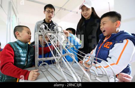 (160321) -- JIMO, 21. März 2016 -- Schüler Shi Haonan (1. L) und seine Mitschüler erleben ein Branchistochrone-Projekt in einem Wissenschaftsmuseum in Jimo City, Ostchinesische Provinz Shandong, 21. März 2016. Das Community Science Museum bietet 50 interaktive Exponate kostenlos für Bewohner und Teenager. ) (lfj) CHINA-SHANDONG-JIMO-COMMUNITY SCIENCE MUSEUM (CN) LiangxXiaopeng PUBLICATIONxNOTxINxCHN JIMO 21. März 2016 Schüler Shi 1st l und seine Mitschüler erleben ein Projekt in einem Community Science Museum in der Stadt JIMO Ost-China Provinz S Shan Dong am 21. März 2016 das Community Science Museu Stockfoto