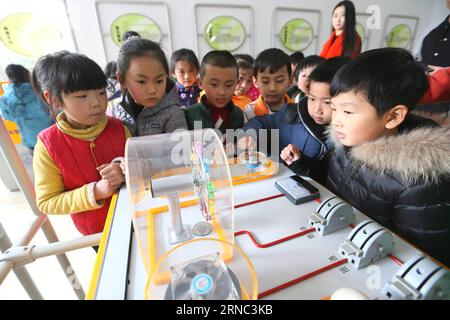 (160321) -- JIMO, 21. März 2016 -- Schüler Zhong Hao (1. R) und seine Mitschüler erleben ein Projekt der menschlichen Generation in einem Community Science Museum in Jimo City, ostchinesische Provinz Shandong, 21. März 2016. Das Community Science Museum bietet 50 interaktive Exponate kostenlos für Bewohner und Teenager. ) (lfj) CHINA-SHANDONG-JIMO-COMMUNITY SCIENCE MUSEUM (CN) LiangxXiaopeng PUBLICATIONxNOTxINxCHN JIMO 21. März 2016 Schüler Zhong Hao 1st r und seine Mitschüler erleben ein Projekt der menschlichen Generation in einem Community Science Museum in der Stadt JIMO Ostchina S Shan Dong Provinz 21. März 2016 die com Stockfoto