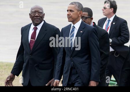 Vizepräsident des Staatsrates von Kuba, Salvador Valdes Mesa 1st, L, und US-Präsident Barack Obama Front, gehen in Richtung Palast der Revolution, um am 21. März 2016 in Havanna, der Hauptstadt Kubas, offizielle Gespräche mit dem kubanischen Präsidenten Raul Castro zu führen. Obama zollte am Montag dem kubanischen Nationalhelden Jose Marti Tribut, bevor er sich mit dem kubanischen Präsidenten Raul Castro in Havanna traf. Jose Tito Merino/jp ah CUBA-HAVANA-U.S. PRÄSIDENT-BESUCH PRENSAxLATINA PUBLICATIONxNOTxINxCHN Stockfoto