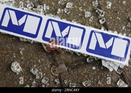 Bilder des Tages Anschläge in Brüssel (160322) -- BRÜSSEL, 22. März 2016 -- Ein Logo der Metro mit Blut ist am 22. März 2016 in der Nähe des Eingangs der Metrostation Maalbeek in Brüssel, Belgien, zu sehen. Die Zahl der Todesopfer ist nach den neuesten Zahlen bei den tödlichen Explosionen in Brüssel am Dienstagmorgen auf 34 gestiegen. )(dh) BELGIEN-BRÜSSEL-EXPLOSIONEN YexPingfan PUBLICATIONxNOTxINxCHN Images The Day Attacks in Brüssel Brüssel 22. März 2016 ein Emblem der Metro mit Blut IST Seen AUF dem Boden in der Nähe des Eingangs der Metro Station in Brüssel Belgien AM 22. März 2016 die Zahl der Toten ha Stockfoto