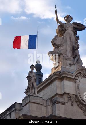 Bilder des Tages Anschläge in Brüssel: Anteilnahme in Paris (160322) -- PARIS, 22. März 2016 -- die französische Nationalflagge weht am 22. März 2016 am Halbmast des Grand Palais in Paris, der Hauptstadt Frankreichs. Der französische Präsident Francois Hollande kündigte am Dienstag an, dass die Flaggen des Landes mit halbem Mast fliegen würden, um Solidarität mit seinem Nachbarland Belgien zu zeigen, wo eine Reihe von Angriffen die Hauptstadt Brüssel heute Morgen erschütterten und viele Opfer hinterließen. ) FRANKREICH-PARIS-FLAGGEN-HALBER MAST-BELGIEN-ANGRIFFE LixGenxing PUBLICATIONxNOTxINxCHN stellt die Tagesanschläge in Brüssel Sympathie in Paris P dar Stockfoto