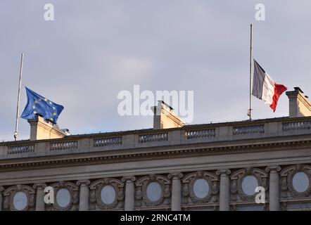 Anschläge in Brüssel: Anteilnahme in Paris (160322) -- PARIS, 22. März 2016 -- die französische Nationalflagge und die EU-Flagge wehen am 22. März 2016 im französischen Außenministerium in Paris, der Hauptstadt Frankreichs. Der französische Präsident Francois Hollande kündigte am Dienstag an, dass die Flaggen des Landes mit halbem Mast fliegen würden, um Solidarität mit seinem Nachbarland Belgien zu zeigen, wo eine Reihe von Angriffen die Hauptstadt Brüssel heute Morgen erschütterten und viele Opfer hinterließen. ) FRANKREICH-PARIS-FLAGGEN-HALBER MAST-BELGIEN-ANGRIFFE LixGenxing PUBLICATIONxNOTxINxCHN-Angriffe in Brüssel Sympathie im Pariser März Stockfoto