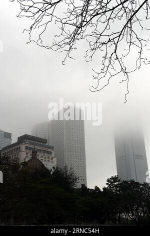 (160323) -- HONGKONG, 23. März 2016 -- Wolkenkratzer erscheinen unter starkem Nebel in Hongkong, Südchina, 23. März 2016. Die Sicht wurde aufgrund des Nebels auf weniger als einen Kilometer reduziert. ) (Cxy) CHINA-HONG KONG-HEAVY FOG (CN) LoxPingxFai PUBLICATIONxNOTxINxCHN Hong Kong 23. März 2016 Wolkenkratzer erscheinen im Heavy Fog in Hong Kong Südchina 23. März 2016 die Sicht wurde aufgrund des Fog Cxy China Hong Kong Heavy Fog CN LoxPingxFai PUBLATIONxNOTxCHINxCHN auf weniger als einen Kilometer reduziert Stockfoto