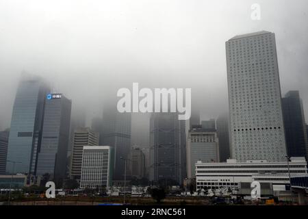 (160323) -- HONGKONG, 23. März 2016 -- Wolkenkratzer erscheinen unter starkem Nebel in Hongkong, Südchina, 23. März 2016. Die Sicht wurde aufgrund des Nebels auf weniger als einen Kilometer reduziert. ) (Cxy) CHINA-HONG KONG-HEAVY FOG (CN) LoxPingxFai PUBLICATIONxNOTxINxCHN Hong Kong 23. März 2016 Wolkenkratzer erscheinen im Heavy Fog in Hong Kong Südchina 23. März 2016 die Sicht wurde aufgrund des Fog Cxy China Hong Kong Heavy Fog CN LoxPingxFai PUBLATIONxNOTxCHINxCHN auf weniger als einen Kilometer reduziert Stockfoto