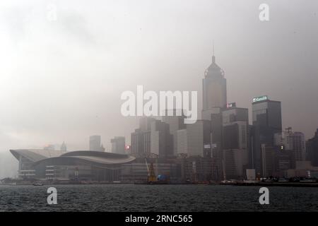 (160323) -- HONGKONG, 23. März 2016 -- Wolkenkratzer erscheinen unter starkem Nebel in Hongkong, Südchina, 23. März 2016. Die Sicht wurde aufgrund des Nebels auf weniger als einen Kilometer reduziert. ) (Cxy) CHINA-HONG KONG-HEAVY FOG (CN) LoxPingxFai PUBLICATIONxNOTxINxCHN Hong Kong 23. März 2016 Wolkenkratzer erscheinen im Heavy Fog in Hong Kong Südchina 23. März 2016 die Sicht wurde aufgrund des Fog Cxy China Hong Kong Heavy Fog CN LoxPingxFai PUBLATIONxNOTxCHINxCHN auf weniger als einen Kilometer reduziert Stockfoto