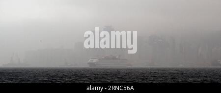 (160323) -- HONGKONG, 23. März 2016 -- Ein Kreuzfahrtschiff reist in starkem Nebel in Hongkong, Südchina, 23. März 2016. Die Sicht wurde aufgrund des Nebels auf weniger als einen Kilometer reduziert. ) (Cxy) CHINA-HONG KONG-HEAVY FOG (CN) LoxPingxFai PUBLICATIONxNOTxINxCHN Hong KONG 23. März 2016 ein Kreuzfahrtschiff fährt in Heavy Fog in Hong Kong Südchina 23. März 2016 die Sicht reduzierte sich aufgrund des Fog Cxy China Hong Kong Heavy Fog CN LoxPingxFai PUICATIOxCHINxTxXTxTxTxTxN auf weniger als einen Kilometer Stockfoto
