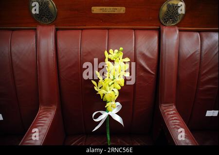 (160323) -- SINGAPUR, 23. März 2016 -- das Foto vom 23. März 2016 zeigt einen Blumenstrauß von Aranda Lee Kuan Yew über den Sitz von Singapurs Gründerpräsident Lee Kuan Yew im parlament während der Lee Kuan Yew Gedenkzeremonie im Old Parliament House in Singapur. Singapurs Premierminister Lee Hsien Loong und Parlamentsabgeordnete, sowohl in der Vergangenheit als auch in der Gegenwart, gedachten am Mittwoch im Arts House, dem Old Parliament House, an den Gründungsprimisten des Landes, Lee Kuan Yew. Lee Kuan Yew, der am 23. März 2015 verstarb, begann seine parlamentarische Karriere 1955 und diente als Parlamentsabgeordneter für Tanjong Pa Stockfoto