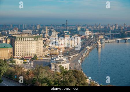 09.10.2022, Kiew, Ukraine. Blick auf Podil, das historische Zentrum von Kiew Stockfoto