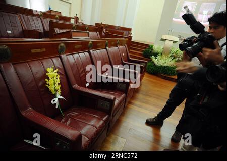 (160323) -- SINGAPUR, 23. März 2016 -- das Foto vom 23. März 2016 zeigt einen Blumenstrauß von Aranda Lee Kuan Yew über den Sitz von Singapurs Gründerpräsident Lee Kuan Yew im parlament während der Lee Kuan Yew Gedenkzeremonie im Old Parliament House in Singapur. Singapurs Premierminister Lee Hsien Loong und Parlamentsabgeordnete, sowohl in der Vergangenheit als auch in der Gegenwart, gedachten am Mittwoch im Arts House, dem Old Parliament House, an den Gründungsprimisten des Landes, Lee Kuan Yew. Lee Kuan Yew, der am 23. März 2015 verstarb, begann seine parlamentarische Karriere 1955 und diente als Parlamentsabgeordneter für Tanjong Pa Stockfoto