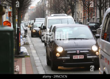 (160323) -- BRÜSSEL, 23. März 2016 -- Foto vom 23. März 2016 zeigt den Verkehrsstau in Brüssel, Belgien. Einige öffentliche Verkehrsmittel wurden am Mittwoch in Brüssel wieder aufgenommen, mit Ausnahme der Metro-Systeme. ) BELGIEN-BRÜSSEL-ÖFFENTLICHE VERKEHRSMITTEL GongxBing PUBLICATIONxNOTxINxCHN Brüssel 23. März 2016 Foto aufgenommen AM 23. März 2016 zeigt den Stau in Brüssel Belgien einige öffentliche Verkehrsmittel wurden AM Mittwoch in Brüssel wieder aufgenommen, ausgenommen Metro System Belgien Brüssel öffentliche Verkehrsmittel GongxBing PUBLICATIONxNOTxINxCHN Stockfoto