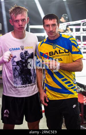 Der legendäre ukrainische Welter WBA-Weltmeister und Trainer Slava Senchenko (r) und der ukrainische Mittelgewichtsexperte Denis Korenev nach dem Kampf, Brovary12.08.2023 Stockfoto