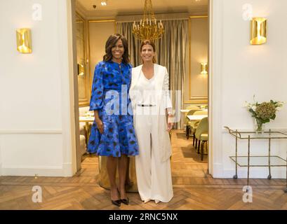 (160323) -- BUENOS AIRES, 23. März 2016 -- Argentiniens First Lady Juliana Awada (R) begrüßt am 23. März 2016 in Buenos Aires die First Lady Michelle Obama (L). US-Präsident Barack Obama und First Lady Michelle Obama besuchen Argentinien am Mittwoch. TELAM) (ce) ARGENTINIEN-BUENOS AIRES-POLITICS-U.S.-OBAMA-VISIT e TELAM PUBLICATIONxNOTxINxCHN Buenos Aires 23. März 2016 Argentinien S First Lady Juliana Awada r grüßt US First Lady Michelle Obama l in Buenos Aires Argentinien AM 23. März 2016 besuchen US-Präsident Barack Obama und First Lady Michelle Obama Argentinien Stockfoto