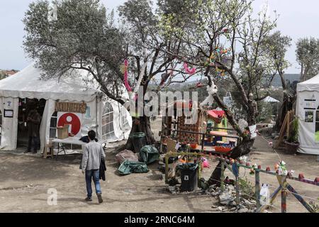 (160324) -- LESBOS, 24. März 2016 -- Ein kleiner Spielplatz wurde neben einem Freiwilligenzelt im Flüchtlingscamp Moria auf der Insel Lesbos am 22. März 2016 eingerichtet. Das Zentrum wurde im Rahmen des am 20. März in Kraft getretenen Abkommens zwischen der EU und der Türkei zu einer geschlossenen Fazilität. Trotz des Abkommens zwischen der Europäischen Union und der Türkei, das am 20. März in Kraft trat und den Zustrom eindämmen sollte, strömten am Mittwoch weiterhin Flüchtlinge und Migranten auf die griechische Insel Lesbos. ) GRIECHENLAND-LESBOS-FLÜCHTLINGE LefterisxPartsalis PUBLICATIONxNOTxINxCHN Lesbos 24. März 2016 ein kleiner Spielplatz wurde neben A V eingerichtet Stockfoto