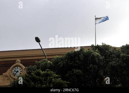 Neuseeland stimmt für Beibehaltung der bisherigen Nationalfahne (160324) -- WELLINGTON, 24. März 2016 -- Foto aufgenommen am 24. März 2016 zeigt Neuseelands alternative Nationalflagge am Bahnhof in Wellington, der Hauptstadt Neuseelands. Die Neuseeländer haben dafür gestimmt, den British Union Jack in ihrer Nationalflagge zu halten, was Premierminister John Key dazu verleitet hat, in einem Referendum, das am Donnerstag geschlossen wurde, eine Änderung des Designs eines silbernen Farns zu fordern. ) NEW ZEALAND-NATIONAL FLAG-CHANGE-REJECTION SuxLiang PUBLICATIONxNOTxINxCHN New Zealand True for Retention die bisherige Nationalflagge Wellington März 24 2016 Stockfoto