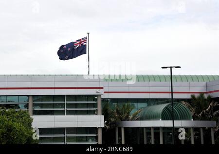 Neuseeland stimmt für Beibehaltung der bisherigen Nationalfahne (160324) -- WELLINGTON, 24. März 2016 -- Foto vom 11. März 2016 zeigt die aktuelle Nationalflagge Neuseelands in einem Geschäftsviertel in Auckland, Neuseeland. Die Neuseeländer haben dafür gestimmt, den British Union Jack in ihrer Nationalflagge zu halten, was Premierminister John Key dazu verleitet hat, in einem Referendum, das am Donnerstag geschlossen wurde, eine Änderung des Designs eines silbernen Farns zu fordern. ) NEW ZEALAND-NATIONAL FLAG-CHANGE-REJECTION SuxLiang PUBLICATIONxNOTxINxCHN New Zealand True for Retention die bisherige Nationalflagge Wellington März 24 2016 Foto aufgenommen AUF Ma Stockfoto