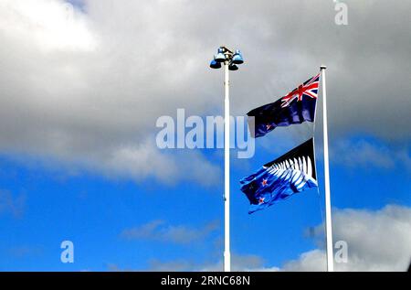 Neuseeland stimmt für Beibehaltung der bisherigen Nationalfahne (160324) -- WELLINGTON, 24. März 2016 -- Foto aufgenommen am 10. März 2016 zeigt Neuseelands aktuelle Nationalflagge (TOP) und das alternative Angebot am internationalen Flughafen in Auckland, Neuseeland. Die Neuseeländer haben dafür gestimmt, den British Union Jack in ihrer Nationalflagge zu halten, was Premierminister John Key dazu verleitet hat, in einem Referendum, das am Donnerstag geschlossen wurde, eine Änderung des Designs eines silbernen Farns zu fordern. ) NEW ZEALAND-NATIONAL FLAG-CHANGE-REJECTION SuxLiang PUBLICATIONxNOTxINxCHN New Zealand True for Retention die bisherige Nationalflagge W Stockfoto