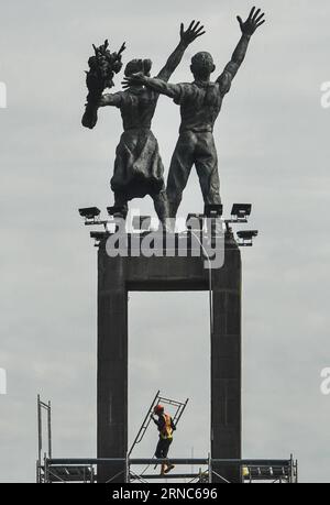 (160324) -- JAKARTA, 24. März 2016 -- Ein Arbeiter installiert am 24. März 2016 ein Gerüst um das Selamat Datang Monument oder das Welcome Monument in Jakarta, Indonesien. Die Installation von Gerüsten, die so hoch wie die Statue Selamat Datang sind, in Indonesia Hotel Fountain soll die Stabilität der Statue vor den Vibrationen bewahren, die durch unterirdische Spurbohrungen während des Projekts Mass Rapid Transit (MRT) verursacht werden. Das MRT-Projekt ist ein Massengütertransport, der das Zentrum von Jakarta mit den Außenbezirken von Jakarta verbindet. ) INDONESIEN-JAKARTA-INSTALLATION VON GERÜSTEN-SELAMAT DATANG STATUE VERIXSANOVRI PUBLICATIONXNOTXI Stockfoto