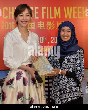 (160324) -- JAKARTA, 24. März 2016 -- die chinesische Schauspielerin Bai Baihe (L) posiert für Fotos mit einem indonesischen Filmfan während der Chinesischen Filmwoche 2016 in Jakarta, Hauptstadt Indonesiens, am 24. März 2016. Die chinesische Filmwoche 2016 begann am Donnerstag in Jakarta. INDONESIEN-JAKARTA-CHINA-2016 CHINESISCHE FILMWOCHE HexChangshan PUBLICATIONxNOTxINxCHN JAKARTA 24. März 2016 Chinesische Schauspielerin Bai Baihe l posiert für Fotos mit dem indonesischen Filmträger während der Chinesischen Filmwoche 2016 in Jakarta Hauptstadt Indonesiens AM 24. März 2016 2016 begann die Chinesische Filmwoche in Jakarta AM Donnerstag Stockfoto