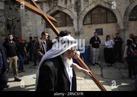 (160325) -- JERUSALEM, 25. März 2016 -- Ein christlicher Pilger trägt ein Holzkreuz entlang der Via Dolorosa (Weg des Leidens) in der Jerusalemer Altstadt während der Karfreitagsprozession am 25. März 2016.) MIDEAST-JERUSALEM-KARFREITAGSPROZESSION MuammarxAwad PUBLICATIONxNOTxINxCHN Jerusalem März 25 2016 ein christlicher Pilger trägt ein Holzkreuz entlang der Via Dolorosa Weg des Leidens in der Altstadt von Jerusalem während der Karfreitagsprozession AM 25 2016. März in Jerusalem Karfreitagsprozession MuammarxAwad PUBLICATIONxNOTxINxCHN Stockfoto