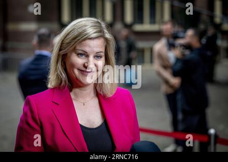 DEN HAAG - Liesje Schreinemacher Ministerin für Außenhandel und Entwicklungszusammenarbeit im Binnenhof vor dem wöchentlichen Ministerrat. ANP ROBIN UTRECHT niederlande aus - belgien aus Stockfoto
