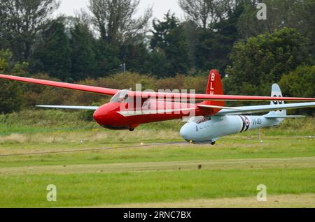 Elliotts of Newbury Eon Olympia 2b Vintage-Segelflugzeuge im Schlepptau zum Start am Flughafen Shoreham, Großbritannien. Segelflugzeug aus der Nachkriegszeit der 1940er Jahre Stockfoto