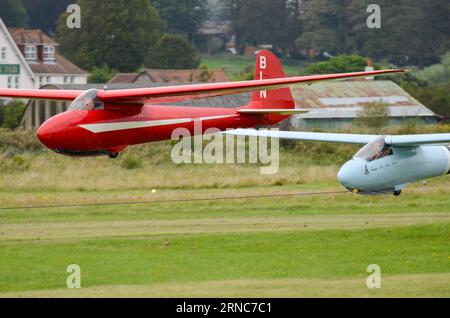 Elliotts of Newbury Eon Olympia 2b Vintage-Segelflugzeuge im Schlepptau zum Start am Flughafen Shoreham, Großbritannien. Segelflugzeug aus der Nachkriegszeit der 1940er Jahre Stockfoto