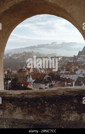 Mystischer Morgen im mittelalterlichen Cesky Krumlov, Tschechische Republik - ein ruhiges UNESCO-Dorf. Stockfoto