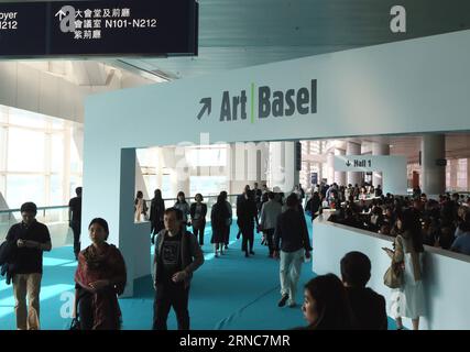 (160326) -- HONGKONG, 26. März 2016 -- Besucher sehen sich Kreationen an, die auf der Art Basel in Hongkong, Südchina, am 26. März 2016 ausgestellt sind. Insgesamt 239 Galerien aus 35 Ländern und Regionen besuchten dieses Jahr die 3-tägige Art Basel in Hongkong. ) (dhf) CHINA-HONG KONG-ART BASEL (CN) LixPeng PUBLICATIONxNOTxINxCHN Hong Kong März 26 2016 Besucher sehen Kreationen AUF der Art Basel in Hong Kong Südchina März 26 2016 insgesamt 239 Galerien aus 35 Ländern und Regionen nahmen an der 3-tägigen Art Basel in Hongkong dieses Jahr DHF Teil China Hong Kong Art Basel CN LixPeng PUBLICATIONxNOTxINxCH Stockfoto