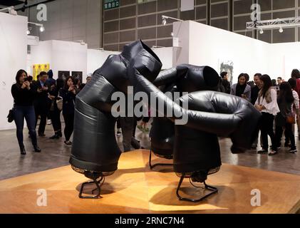 (160326) -- HONGKONG, 26. März 2016 -- Besucher sehen sich eine Kreation an, die auf der Art Basel in Hongkong, Südchina, am 26. März 2016 ausgestellt wird. Insgesamt 239 Galerien aus 35 Ländern und Regionen besuchten dieses Jahr die 3-tägige Art Basel in Hongkong. ) (dhf) CHINA-HONG KONG-ART BASEL (CN) LixPeng PUBLICATIONxNOTxINxCHN Hong Kong März 26 2016 Besucher Sehen Sie sich eine Kreation an, die AUF der Art Basel in Hong Kong South China im März 26 2016 ausgestellt wurde insgesamt nahmen 239 Galerien aus 35 Ländern und Regionen an der 3-tägigen Art Basel in Hongkong dieses Jahr Teil DHF China Hong Kong Art Basel CN LixPeng PUBLICATIONxNOTxINx Stockfoto