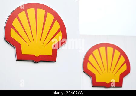 Dateifoto vom 02/23 einer allgemeinen Ansicht der Shell-Logos an einer Tankstelle. Das Unternehmen hat sich bereit erklärt, sein Geschäft mit Haushaltsenergieversorgung im Vereinigten Königreich und in Deutschland an Octopus Energy zu verkaufen, wie es bestätigt hat. Das Abkommen wird rund zwei Millionen Kunden übertragen, die ihre Elektrizität, ihr Gas oder ihr Breitband von Shell Energy beziehen. Ausgabedatum: Freitag, 1. September 2023. Stockfoto