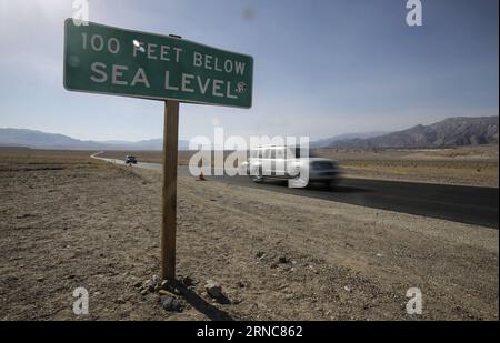 (160327) -- LOS ANGELES, 27. März 2016 -- Ein Schild, Das 100 Fuß unter dem Meeresspiegel anzeigt, ist in der Nähe des Badwater Basin im Death Valley National Park, Kalifornien, USA, 26. März 2016 zu sehen. ) U.S.-CALIFORNIA-DEATH VALLEY ZhaoxHanrong PUBLICATIONxNOTxINxCHN Los Angeles März 27 2016 ein Schild, das 100 Fuß unter dem Meeresspiegel steht, IST Seen in der Nähe von Badwater Basin im Death Valley National Park Kalifornien die Vereinigten Staaten März 26 2016 US California Death Valley ZhaoxHanrong PUBLICATIONxNOTxINxCHN Stockfoto