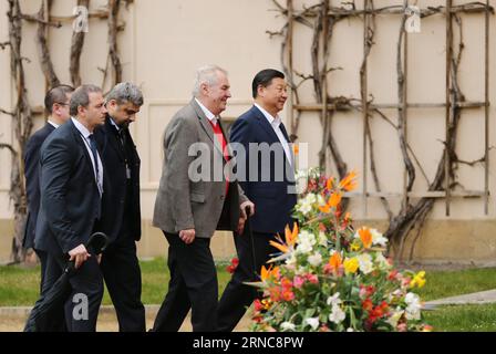 (160328) -- PRAG, 28. März 2016 -- der chinesische Präsident Xi Jinping (1. R) trifft sich mit dem tschechischen Präsidenten Milos Zeman (2. R) im Präsidentenschloss Lany in Zentralböhmen, Tschechische Republik, am 28. März 2016. XI begann einen dreitägigen Staatsbesuch in der Tschechischen Republik ab Montag, dem ersten Staatsbesuch eines chinesischen Präsidenten seit 67 Jahren, seit die beiden Länder diplomatische Beziehungen aufgebaut haben. ) (Wjq) TSCHECHISCHE REPUBLIK-PRAG-CHINA-XI JINPING-BESUCH LanxHongguang PUBLICATIONxNOTxINxCHN Prag März 28 2016 der chinesische Präsident Xi Jinping 1. R trifft sich mit dem tschechischen Präsidenten Milos Zeman 2. R IM Lany Presiden Stockfoto