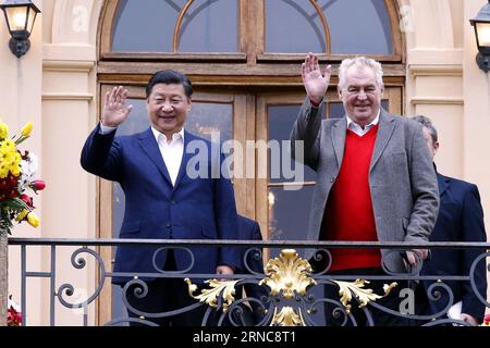 (160328) -- PRAG, 28. März 2016 -- der chinesische Präsident Xi Jinping (L) trifft sich mit dem tschechischen Präsidenten Milos Zeman im Präsidentenschloss Lany in Zentralböhmen, Tschechische Republik, am 28. März 2016. XI begann einen dreitägigen Staatsbesuch in der Tschechischen Republik ab Montag, dem ersten Staatsbesuch eines chinesischen Präsidenten seit 67 Jahren, seit die beiden Länder diplomatische Beziehungen aufgebaut haben. ) (Wjq) TSCHECHISCHE REPUBLIK-PRAG-CHINA-XI JINPING-BESUCH JuxPeng PUBLICATIONxNOTxINxCHN Prag März 28 2016 der chinesische Präsident Xi Jinping l trifft sich mit dem tschechischen Präsidenten Milos Zeman IM Präsidentenschloss Lany in Zentralböhmen Stockfoto