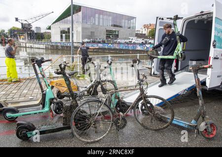 Brüssel, Belgien. September 2023. Die Abbildung zeigt eine Operation zur Abholung von Elektrorollern (E-Treppen) aus dem Brüsseler Kanal, organisiert vom Mikromobilitätsanbieter Tier, im Stadtzentrum von Brüssel, Freitag, den 1. September 2023. BELGA PHOTO NICOLAS MAETERLINCK Credit: Belga News Agency/Alamy Live News Stockfoto