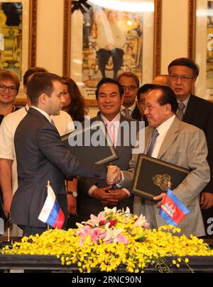 (160329) -- PHNOM PENH, 29. März 2016 -- der stellvertretende kambodschanische Premierminister und Außenminister Hor Namhong (R, Front) schüttelt nach der Unterzeichnung des Protokolls eines bilateralen Treffens in Phnom Penh, Kambodscha, am 29. März 2016 die Hand mit dem russischen Minister für Telekommunikation und Massenkommunikation Nikolay Nikiforov (L, Front). Kambodscha und Russland haben sich am Dienstag darauf geeinigt, ihre bilaterale Zusammenarbeit in den Bereichen Handel, Investitionen und Tourismus zum Nutzen der beiden Länder und Völker zu verstärken. ) KAMBODSCHA-PHNOM PENH-RUSSLAND-VERSTÄRKTE ZUSAMMENARBEIT Sovannara PUBLICATIONxNOTxINxCHN Phnom Penh März 29 2016 kambodschanische Depu Stockfoto