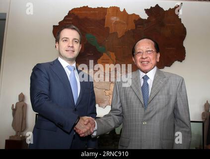 (160329) -- PHNOM PENH, 29. März 2016 -- der stellvertretende kambodschanische Premierminister und Außenminister Hor Namhong (R) gibt am 29. März 2016 in Phnom Penh, Kambodscha, mit dem russischen Minister für Telekommunikation und Massenkommunikation, Nikolay Nikiforov, die Hand. Kambodscha und Russland haben sich am Dienstag darauf geeinigt, ihre bilaterale Zusammenarbeit in den Bereichen Handel, Investitionen und Tourismus zum Nutzen der beiden Länder und Völker zu verstärken. ) KAMBODSCHA-PHNOM PENH-RUSSLAND-VERSTÄRKTE ZUSAMMENARBEIT Sovannara PUBLICATIONxNOTxINxCHN Phnom Penh März 29 2016 Stellvertretende kambodschanische Premierminister und Außenminister Hor Namhong r shakes H Stockfoto