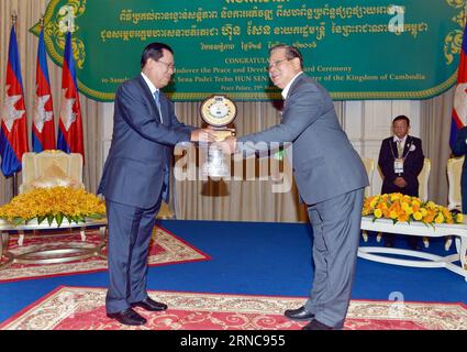 (160329) -- PHNOM PENH, 29. März 2016 -- kambodschanischer Premierminister Hun Sen (L) erhält den Preis für Frieden und Entwicklung von Prasit Sangrungrueng, Generalsekretär der Union Media of ASEAN, in Phnom Penh, Kambodscha, 29. März 2016. Der kambodschanische Premierminister Hun Sen sagte am Dienstag, dass er einmal im Jahr ein Bankett für Medienmitglieder veranstalten werde, um engere Beziehungen zu knüpfen. ) KAMBODSCHA-PHNOM PENH-HUN SEN-PRESS Sovannara PUBLICATIONxNOTxINxCHN Phnom Penh März 29 2016 kambodschanische Premierminister HUN Sen l erhält vom Generalsekretär der Union Medi den Preis für Frieden und Entwicklung Stockfoto