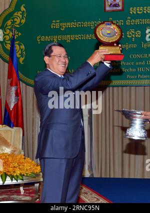 (160329) -- PHNOM PENH, 29. März 2016 -- kambodschanischer Premierminister Hun Sen zeigt den Preis für Frieden und Entwicklung, den er von der Union Media of ASEAN in Phnom Penh, Kambodscha, am 29. März 2016 erhalten hat. Der kambodschanische Premierminister Hun Sen sagte am Dienstag, dass er einmal im Jahr ein Bankett für Medienmitglieder veranstalten werde, um engere Beziehungen zu knüpfen. ) KAMBODSCHA-PHNOM PENH-HUN SEN-PRESS Sovannara PUBLICATIONxNOTxINxCHN Phnom Penh März 29 2016 kambodschanische Premierminister HUN Sen zeigt den Preis für Frieden und Entwicklung, den er von der Union Media of ASEAN im März 29 2016 in Phnom Penh Kambodscha erhalten hat Stockfoto