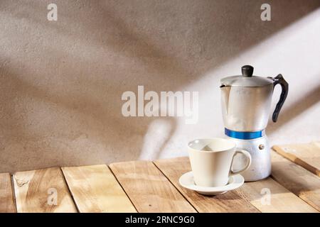 Verschiedene Requisiten mit herbstlicher Atmosphäre im warmen Nachmittagslicht. Stockfoto