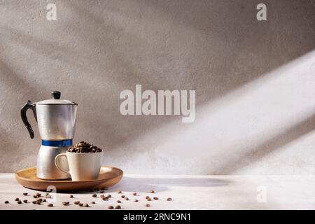 Verschiedene Requisiten mit herbstlicher Atmosphäre im warmen Nachmittagslicht. Stockfoto