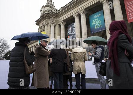 (160330) -- PARIS, 30. März 2016 -- Besucher warten in der Warteschlange, um die Vorschau der Pariser Kunstmesse im Grand Palais in Paris, Frankreich, 30. März 2016 zu sehen. Die Pariser Kunstmesse 2016 wird vom 31. März bis 3. April mit der Teilnahme von über 150 Kunstgalerien aus der ganzen Welt eröffnet. ) FRANCE-PARIS-CULTURE-ART FAIR TheoxDuval PUBLICATIONxNOTxINxCHN Paris März 30 2016 Besucher warten auf die Vorschau der Pariser Kunstmesse IM Grand Palais in Paris Frankreich März 30 2016 die Pariser Kunstmesse 2016 wird vom 31. März bis 3. April mit der von über 150 Kunstwerken eröffnet Galerien Stockfoto