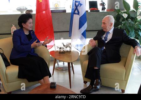 (160330) -- TEL AVIV, März 30 -- der chinesische Vize-Premier Liu Yandong (L) trifft sich mit dem ehemaligen israelischen Präsidenten Shimon Peres im Peres Center for Peace in der israelischen Küstenstadt Tel Aviv, 30. März 2016. Beim Treffen mit dem ehemaligen israelischen Präsidenten Shimon Peres sagte Liu, dass sie fest davon überzeugt sei, dass es eine gute Aussicht auf eine pragmatische Zusammenarbeit zwischen China und Israel gebe. Liu übermittelte Peres Grußworte der chinesischen Staats- und Regierungschefs und lobte ihn für seine bedeutenden Beiträge zur Entwicklung der bilateralen Beziehungen. ISRAEL-TEL AVIV-CHINA-VIZE-PREMIER-SITZUNG GILXCOHENXMAGEN PUBLICATIONXNOTXINXCHN T Stockfoto