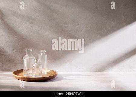 Verschiedene Requisiten mit herbstlicher Atmosphäre im warmen Nachmittagslicht. Stockfoto