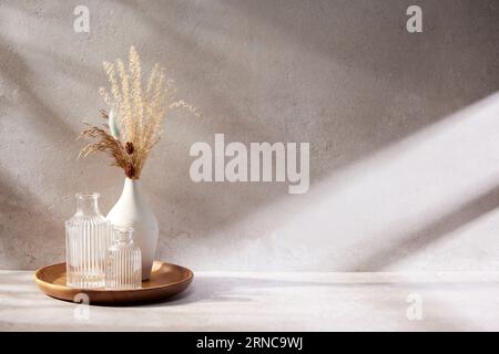Verschiedene Requisiten mit herbstlicher Atmosphäre im warmen Nachmittagslicht. Stockfoto