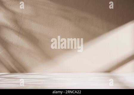 Verschiedene Requisiten mit herbstlicher Atmosphäre im warmen Nachmittagslicht. Stockfoto