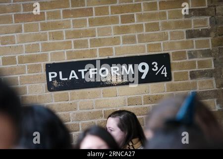 Kings Cross Station, London, Großbritannien. September 2023. Harry Potter-Fans treffen sich, um den Hogwarts Express zu sehen, um für die neue Schulzeit beim jährlichen „Back to Hogwarts“-Event wieder zur Schule zu gehen. Credit Mark Lear / Alamy Live News Stockfoto